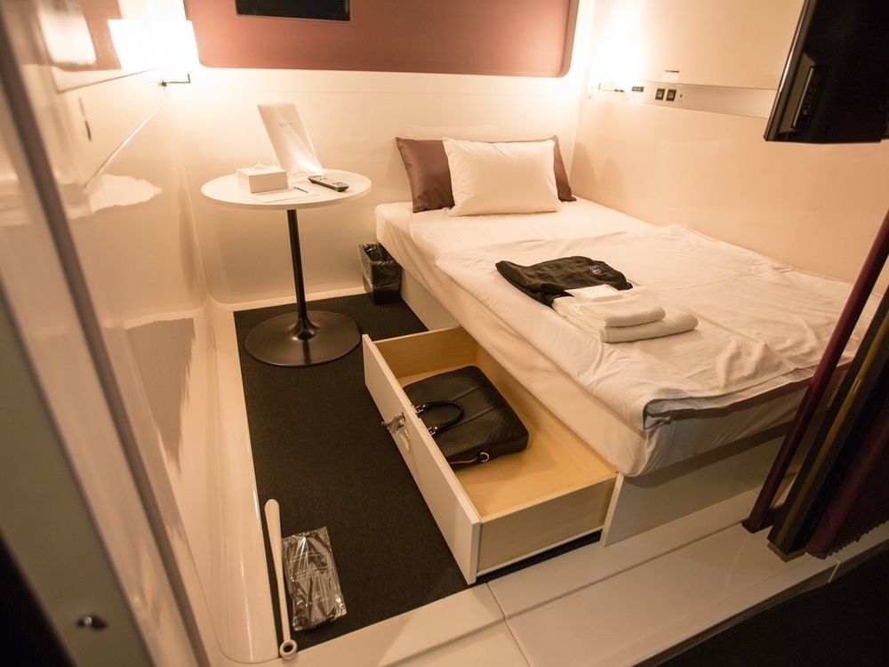First Shinbashi Atagoyama Hotel cápsula *